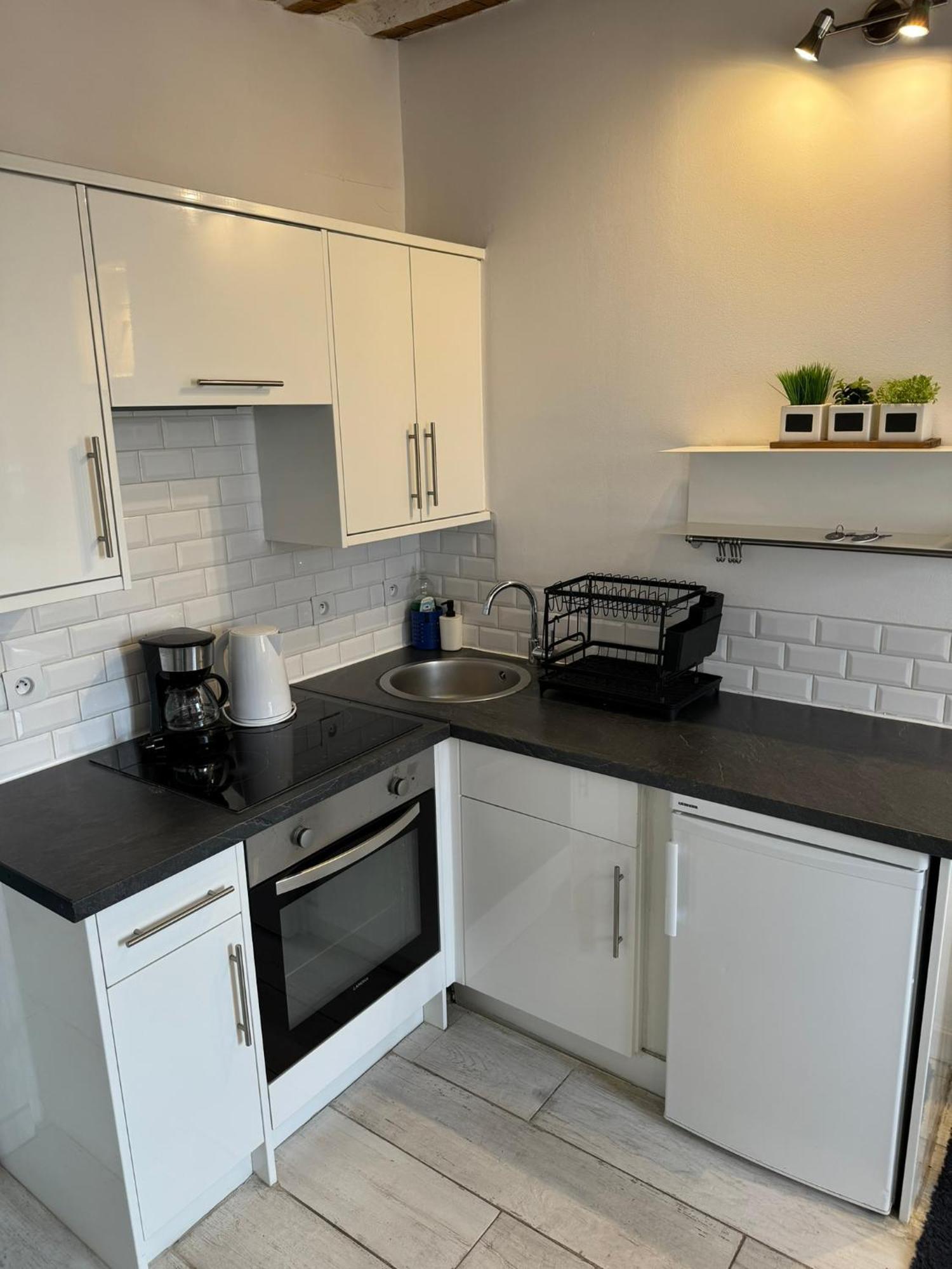 Freshly Tastefully Renovated Apartments In Heart Of Old 昂蒂布 外观 照片